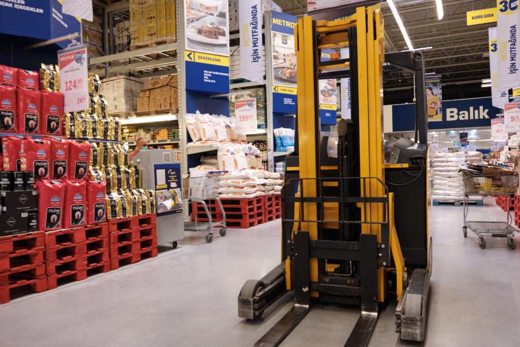 electric forklift used in retail and supermarket